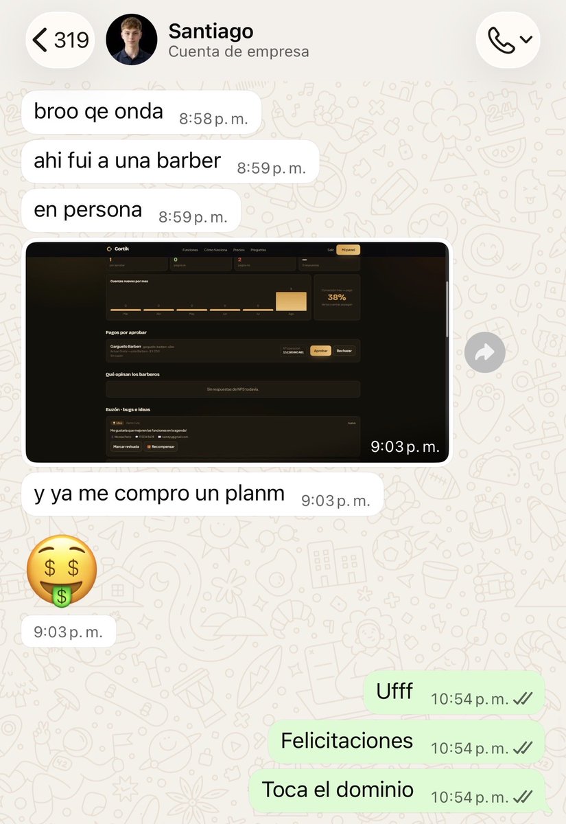 ThiagoMonechesi's tweet photo. Hace un tiempo me escribió Santiago, un chico de SOLO 16 años que conoció @CobrandoApp por un anuncio en TikTok

Venía vendiendo páginas web con Meta Ads y le iba bien, pero quería construir un SaaS. Le recomendé que no abandonara lo que ya le funcionaba y que, en paralelo, buscara un buen nicho

Primero pensó en un software para mecánicos. Le sugerí investigar el rubro y hablar con ellos antes de construir. Lo hizo y terminó descartándolo porque no encontró un problema real que valiera la pena resolver

A los días volvió con otra idea: un software para barberías

Sabía que ya existían varias soluciones, pero también que había mercado, tenía claras sus ventajas frente a la competencia y contaba con algo importantísimo: ya sabía vender y correr muy bien Meta Ads

Le dije que antes de invertir en publicidad consiguiera un cliente. Me respondió que todavía estaba esperando para comprar el dominio.

Entonces le propuse: “No necesitás un dominio ni tener todo perfecto para empezar. Conseguí tu primer cliente y yo te lo regalo”.

Una semana después volvió. Había salido a vender presencialmente por su zona y ya tenía su primer cliente.

Cumplí mi parte y le regalé https://t.co/SOk9fBoRt4 (si pasan a chusmear lo re ayudan) 

Entienden que tiene 16 AÑOS