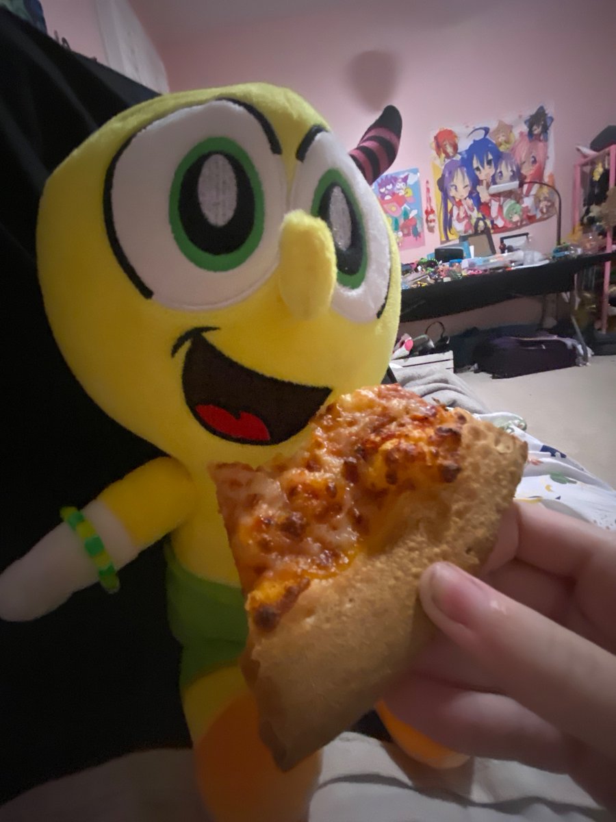 smellsofdead's tweet photo. @Riggykisser and pizza for the ticon :3 https://t.co/Hw6pCMV4SW