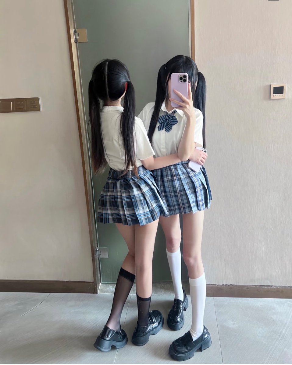 JANUARYAKRst's tweet photo. 准备要上学啦

谁要来锐评我和闺蜜14岁的福啊？

心情不好来X发泄了，无🚪来就给 https://t.co/QfX5pjkig4