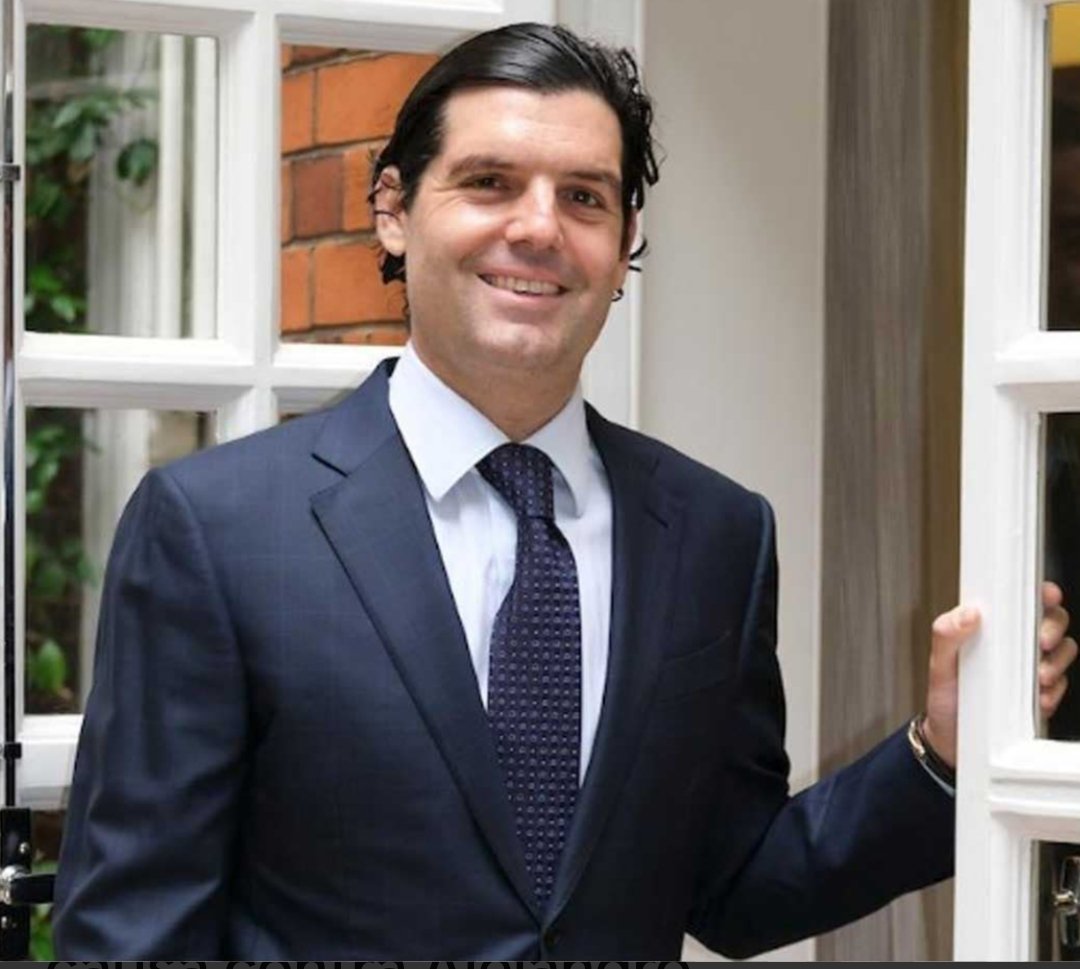 nachomdeo's tweet photo. La figura clave para el acuerdo entre EEUU y la dictadura en Caracas es Alejandro Betancourt, un "bolichico" que integra la generación de empresarios venezolanos que hizo fortunas en complicidad con el chavismo.

La Casa Blanca lo designó para conectar a Washington con Delcy Rodríguez y desbloquear la entrada de petroleras estadounidenses  en el acuerdo. 

El Washington Post reveló que altos funcionarios de EE.UU. presionaron a Suiza para que levantara la orden de extradición y las restricciones de viaje que pesaban sobre él.

Suiza retiró la extradición desde Reino Unido en mayo, pero mantuvo abierta la investigación y extendió la orden internacional de captura. Ese mismo mes pidió al Departamento de Justicia de EE.UU. que lo arrestara si entraba al país. Washington no actuó sobre esa solicitud y, en junio, le otorgó una visa de múltiples entradas.

En España está formalmente acusado por blanqueo de capitales y delito contra la Hacienda Pública. La Fiscalía Anticorrupción le presentó querella en junio de 2025, y la Sala de lo Penal de la Audiencia Nacional reabrió el caso en junio de 2026 tras el archivo del juez Pedraz. 

El esquema funcionó mediante el pago de sobornos de cuarenta y dos millones de dólares a tres funcionarios de PDVSA para defraudar cuatro mil ochocientos cincuenta millones mediante operaciones cambiarias con un préstamo de 2012, y luego lavar ese dinero en empresas e inmuebles en España.

En Venezuela, el caso de los generadores de Derwick se cerró sin acusación: once plantas termoeléctricas sin licitación por unos cinco mil millones de dólares, con sobreprecios de casi tres mil millones según Transparencia Venezuela, durante la emergencia eléctrica de 2009. La fiscal 56, Milvira Caraballo, pidió el sobreseimiento en 2014 y el tribunal lo aprobó en 2015, en un Ministerio Público controlado por el chavismo que investigaba a otros contratistas pero no a Derwick. La Contraloría había detectado un pago indebido de más de seis millones y medio a la empresa, y el cierre protegió también a funcionarios como Javier Alvarado.

En Petrozamora, la empresa mixta con PDVSA y capital ruso, el exministro Tareck El Aissami lo señaló en 2022 como receptor del dinero del esquema que desfalcó cuatro mil ochocientos cincuenta millones, y el fiscal Tarek William Saab lo había apuntado en 2017 por sobreprecios en contratos con PDVSA. 

En Andorra, la justicia investigó comisiones ilegales a funcionarios venezolanos a través de bancos andorranos, y documentos de esa pesquisa muestran transferencias de una empresa de Betancourt, aunque él no fue imputado. 

Y en Estados Unidos, la Operación Money Flight lo señala como el Conspirador 2 no imputado en un fraude de mil doscientos millones, sin acusación formal.

Hubo una demanda civil de Thor Halvorssen en 2013, que lo acusaba de pagar cincuenta millones de dólares en sobornos a Diosdado Cabello para conseguir los contratos de Derwick. Esa demanda fue desestimada, y Derwick la calificó de falsa.

El otro es el caso Duro Felguera en España: la UDEF registró propiedades suyas en 2025 porque un informe policial vinculaba a Derwick con el exviceministro venezolano Nervis Villalobos, que supuestamente entregó en un banco de Andorra un contrato para ayudar a Derwick a conseguir adjudicaciones con empresas públicas venezolanas del sector energético. Ahí no hay acusación formal contra él, solo esa conexión investigada.

Betancourt ahora es el nexo impune para aceitar la maniobra que involucra a las reservas de crudo venezolano.
