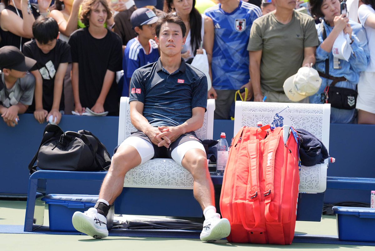 unext_tennis's tweet photo. ／
錦織圭、USオープンの予選決勝で敗れて本戦に進出できず。そして、グランドスラムへの挑戦が終わる
＼

錦織圭は、坂本怜との握手を終えてベンチに戻ってから、視線を全く動かさず遠くを見つめながらしばらく微動だにしませんでした。錦織のグランドスラムへの挑戦が終わった瞬間でした。錦織にとって、50大会目（予選3回、本戦47回）となるグランドスラムでの戦いでした。
「（ベンチに）座っている時は、本当に最後のろうそくの火が彼（坂本）にすべて消されたというか、消してくれたというか、すがすがしい気持ちではありましたね」（錦織）

雨のため1日順延となって行われたUSオープンの予選決勝で、錦織（ATPランキング477位、８月24日付、以下同）は、坂本怜（157位）に、4－6、6－7（3）で敗れて本戦に進出することはできませんでした。
「いいリズムを与えてくれなかった。今日、自分のベストのプレーができなかった。今日勝つことを望んでいたし、メインドローに進みたかった。でも、3試合プレーすることができて本当にうれしい」
　
錦織は、本来持ち味であるはずのフットワークにキレがなく25本のミスを犯しました。一方、坂本は、サービスエース19本を含む33本のウィナーを決めて、錦織のテニスを上回ってみせました。

36歳の錦織との初対決を制した20歳の坂本は、喜びを隠さずあらわにしました。それもそのはずで坂本にとって、初のUSオープン本戦初進出となります。
「圭君をもうUSオープンで見れないと思うと複雑です。でもうれしいですね。普通に本戦に行けたことがうれしいですし、圭君が『怜でよかった』と言ってくれてすごくうれしかった」
坂本は、錦織と共に「盛田正明テニス・ファンド」の卒業生で、ジュニア時代からフロリダのIMGアカデミーでテニスの練習を積み上げてきた先輩と後輩であり、坂本が錦織に勝利することは、錦織への恩返しともいえるようなものでした。
「今、1回火が消えたんで（苦笑）。（ジャパンオープンまで）3週間ぐらいあるんで、1回何日か休んで、体もリカバリーしないといけない。練習すれば、また自然とやる気は出てくるので心配はしていない」

ニューヨークでの戦いを終えて、錦織圭のファイナルカウントダウンが始まろうとしています。

写真は、ベンチで微動だにせず、遠くを見つめる錦織です。錦織のグランドスラムへの挑戦が終わった瞬間でした。
（文・写真／神　仁司）
@HitoshiKo215