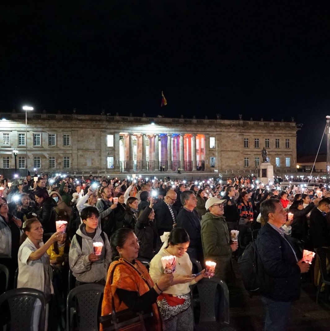 jrestrp's tweet photo. Nos unimos en oración por Colombia: pedimos por nuestro país y por cada uno de ustedes. 

Elevamos la mirada a Dios para que nos ayude a liderar la reconstrucción de las zonas más afectadas por el terremoto del 10 de agosto. 

Con su favor, y el apoyo de todos, saldremos adelante hacia la #PatriaMilagro.