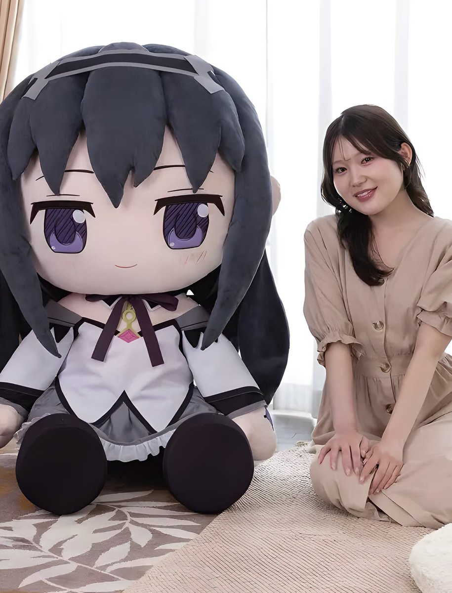 SomosKudasai's tweet photo. Taito sacará unos peluches de Madoka y Homura tan enormes que miden un metro de alto y básicamente van a necesitar su propio lado de la cama.

Vienen en una pose sentada con sonrisas súper tiernas para celebrar el estreno de la nueva película de la franquicia, pero llevarte a alguna de estas chicas mágicas a casa te va a costar unos 440 dólares cada una.

Las preventas ya abrieron este 28 de agosto y tienes hasta el 13 de octubre por si te animas a reventar la tarjeta, para que te las vayan entregando hasta marzo de 2027.