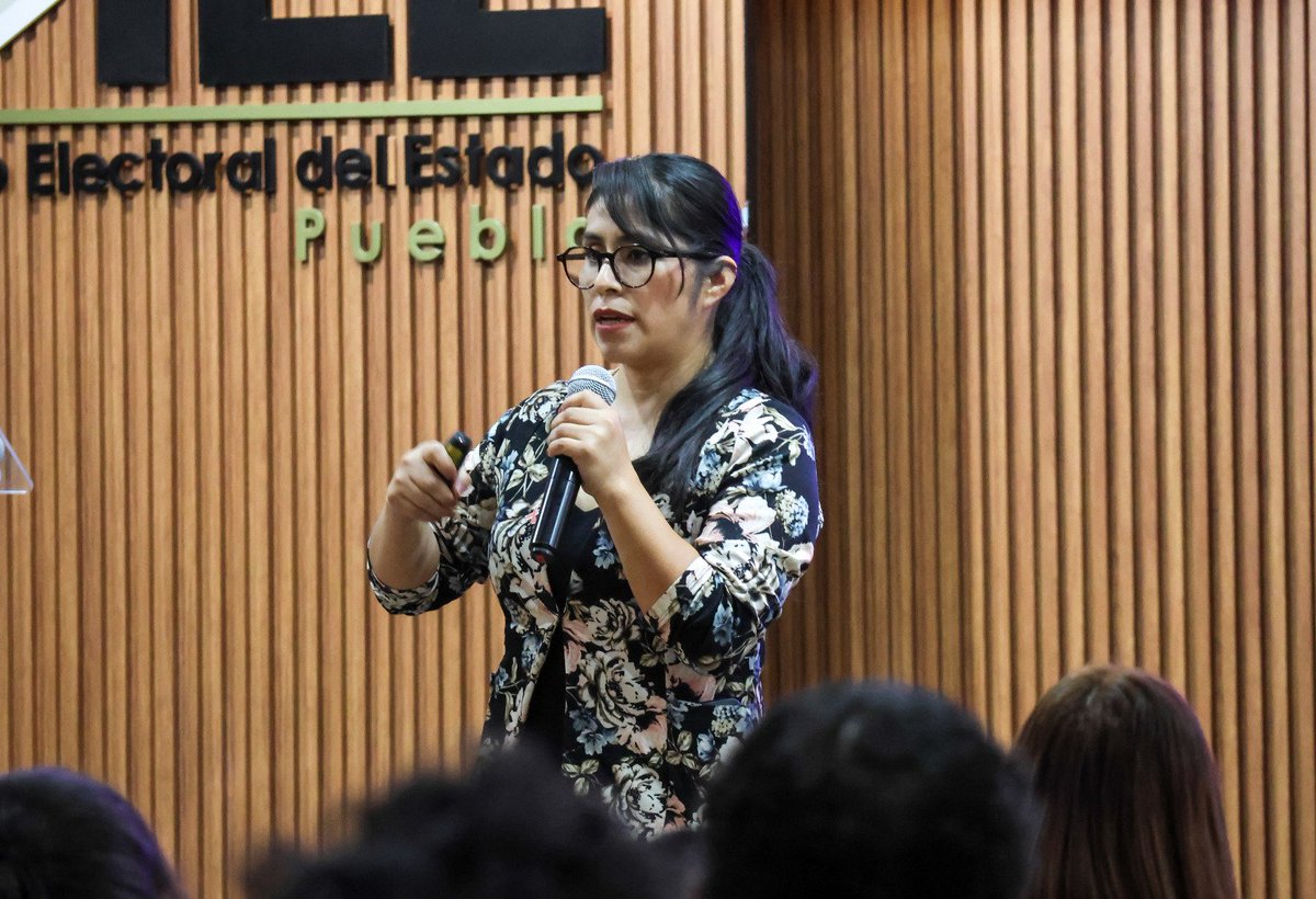 CDHPuebla's tweet photo. 💡La violencia no comienza cuando ocurre la agresión. Se gesta mucho antes, en las desigualdades, los prejuicios y las estructuras que la normalizan.

Por ello seguimos trabajando incansablemente en la formación continua para construir espacios libres de violencia de género.

Durante tres días, personal de la Secretaría Técnica Ejecutiva de la #CDHPuebla brindó la capacitación “Prevención de la Violencia de Género” a integrantes del Instituto Electoral del Estado (@Puebla_IEE ).

👥 Este encuentro tuvo como propósito fortalecer las competencias del servicio público para identificar, prevenir y erradicar conductas que vulneren los derechos de las mujeres, desde una perspectiva de igualdad y derechos humanos.

🤝 Desde la CDH Puebla, impulsamos la información y capacitación como herramienta para transformar prácticas, fortalecer capacidades y avanzar hacia una sociedad donde la igualdad, la dignidad y una vida libre de violencia sean una realidad para todas las mujeres.