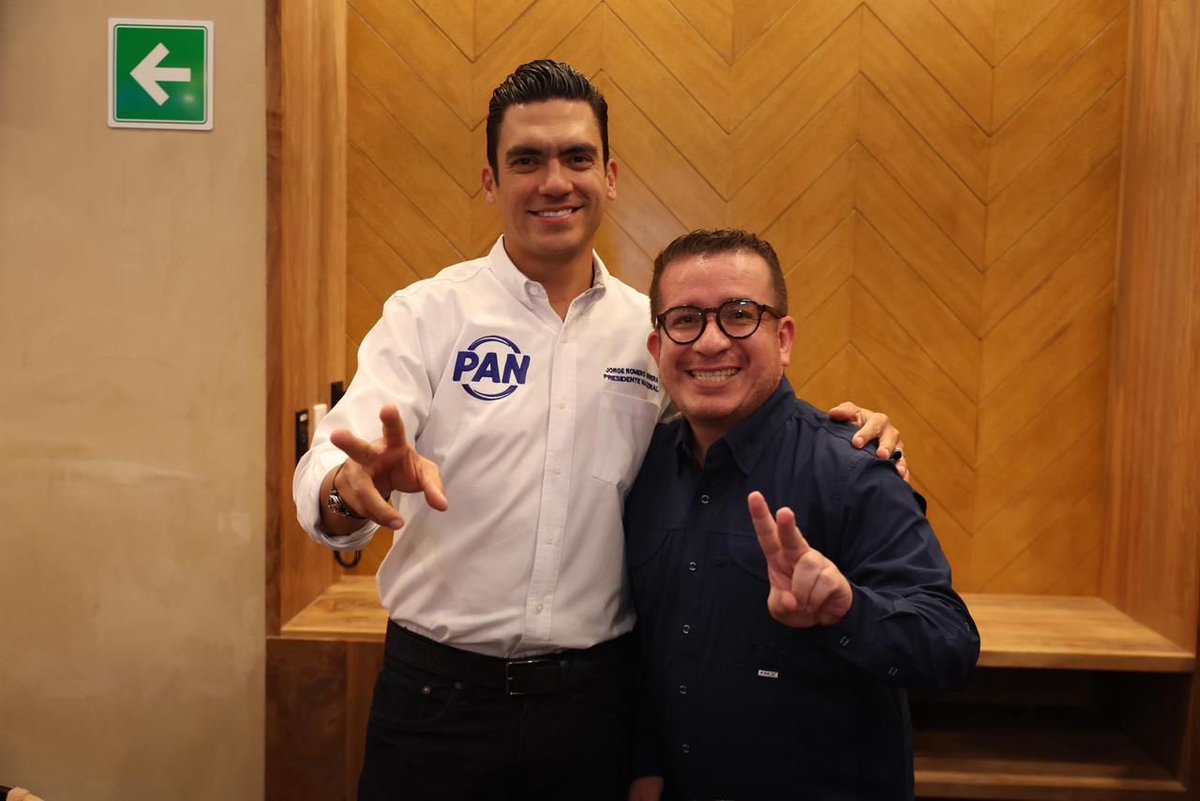 JorgeRoHe's tweet photo. Ayer, en sesión de Comisión Permanente, me dio mucho gusto coincidir con panistas de todo México que estamos convencidos de que nuestro país puede estar mucho mejor. 🙌🏻💙

Entre otros amigos, saludé a @EnsenadaLiz y @evamariamxli de Baja California; @mario14sm de Durango; @Jaime_Mata_S, @ErnestoSR_MX, @storreblancae, @ItzelArellanoC y @kenialopezr de CDMX; @eLiasLixa y @KathiaBolio de Yucatán; @joannaftorres del Estado de México; @eduardorivera01 y @LilianaOrtiz01 de Puebla; @carlosp27665980 de Chiapas; @MauroGuerraNL de Nuevo León; @RoxanaRubioVldz de Sinaloa; Rocío Morales de Guerrero; @LuisCantuMx de Tamaulipas; @isacorber de Jalisco; @celyaldana de Sonora; Rosario Ramírez de Oaxaca; @jnordhausen de Campeche; @reynatamayo_  de Quintana Roo y @ECambranisT de Veracruz.  

Desde Acción Nacional seguimos sumando esfuerzos y estamos listos para defender a la #PatriaFamiliaYLibertad. 🔵🇲🇽