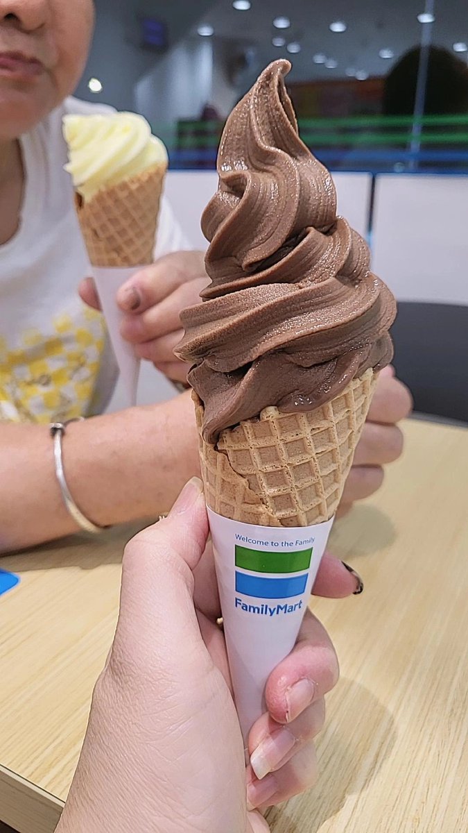 jaeprincess_luv's tweet photo. #chocolatestrawberry
#koreanyuzayogurt
#familymart

和媽媽一起的晚上時光～ https://t.co/GWdPzhZbhA