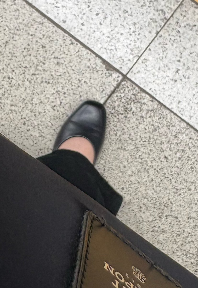 OU0yu's tweet photo. 今日こっから18時までは確定で解放されないのに既に足痛くてやばい😱
スニーカー持ってくればよかった🤦‍♀️ https://t.co/TzoPHzUglM