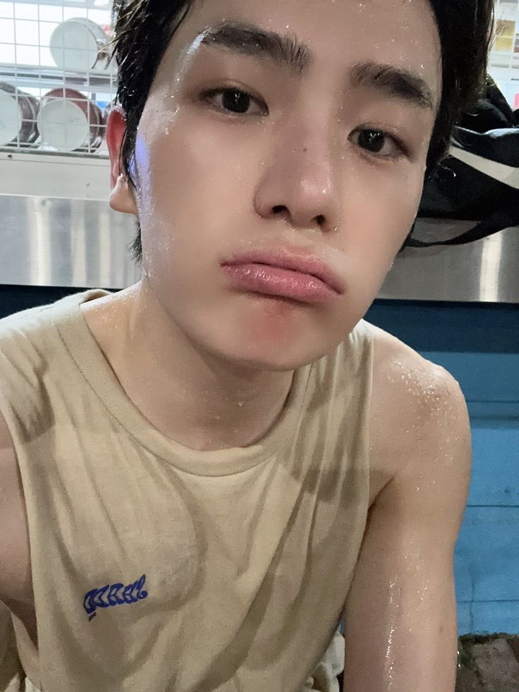 hyunjaesprite's tweet photo. good hyunjae morning 🌧️ https://t.co/OcXoSJwFrB