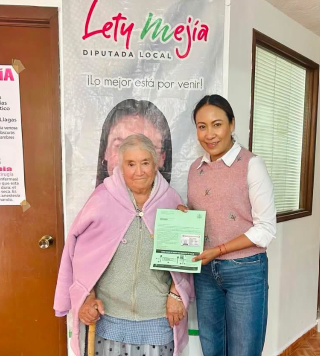 Antena125mx's tweet photo. Entregan primera visa a Doña Margarita en el Edomex. 📄✨
Gracias a la gestión de la diputada del @PRI_EDOMEX, @letymejiaofic y la alianza con "Uniendo Miradas", se inicia un camino de emotivos reencuentros en el #EdoMéx. 📈🚀
👉 https://t.co/FhNdoylkhD
#LetyMejía #PRIEdomex https://t.co/XXRJaeWpJL