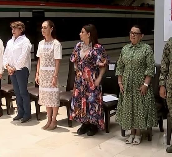 DiogenesCinico2's tweet photo. Las fodongas del bienestar

La #NarcoGobernadora @delfinagomeza 

La terrorista del #M9 @Claudiashein 

Lencha @ClaraBrugadaM 

La nana de los trivagos @rosaicela_ 

La elegancia, porte y distinción no es lo suyo para el cargo que tienen, son más unas churpias arrabaleras https://t.co/WM7faGs8P5