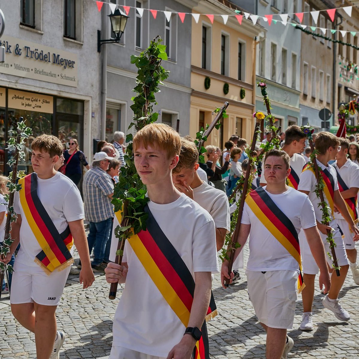 ShaktiFlo's tweet photo. An event in Kamenz, Saxony (Germany) celebrating forestry. 🌄 Girls march, boys march, then everyone marches together! 😊 https://t.co/45XAfOVMOa