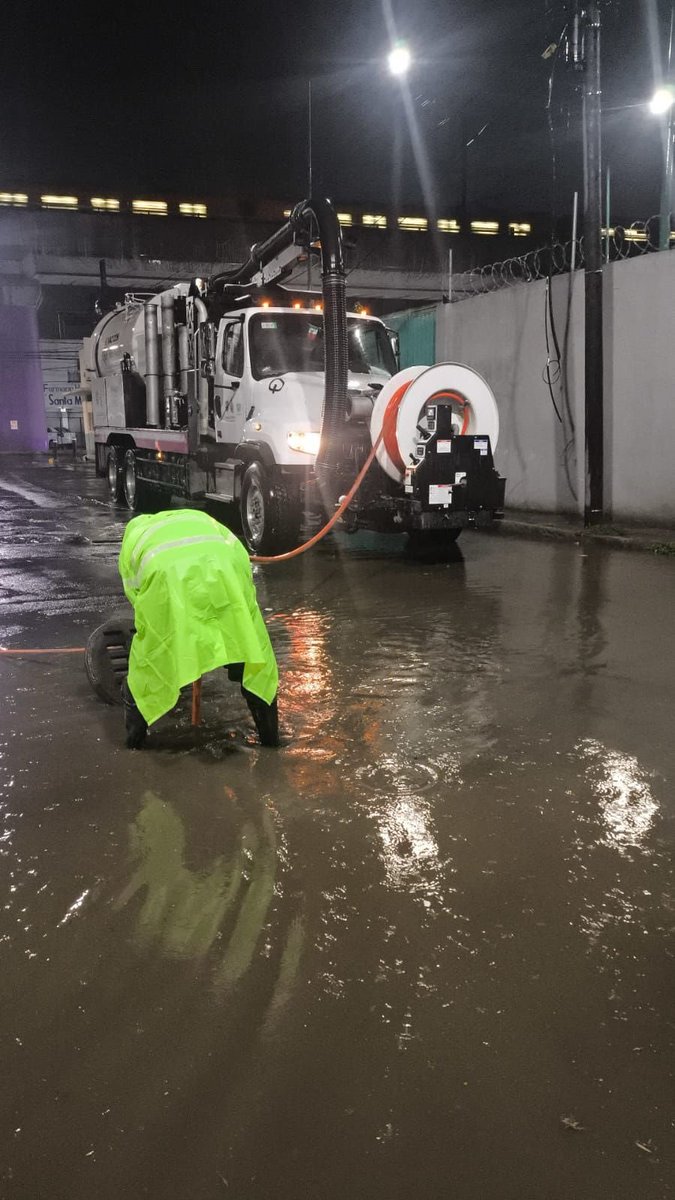 GobCDMX's tweet photo. Continúan las fuertes lluvias en la ciudad y el Operativo #Tlaloque2026 permanece desplegado para atender las afectaciones que se presentan.

Seguirán los trabajos de desazolve, atención de encharcamientos, limpieza de coladeras y seguimiento de reportes para reducir riesgos y agilizar la recuperación de las zonas afectadas.
