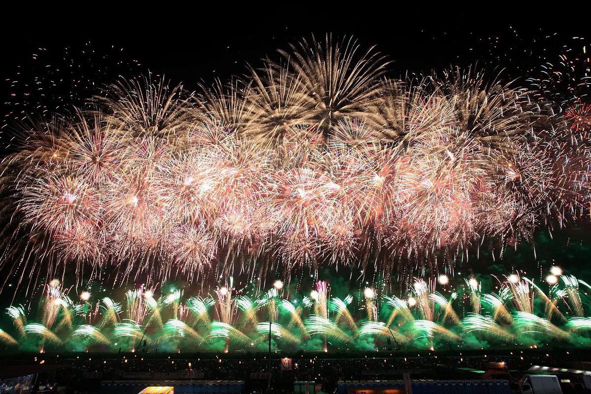 hukinoha_akita's tweet photo. #大曲の花火 いよいよ本日開催！

大曲(おおまがり)の花火は、
国内最高峰の賞「内閣総理大臣賞」をかけて
花火師が技を競い合う「全国花火競技大会」！

最高レベルの花火が一堂に集まる
まさに日本一の花火競技大会です🎆✨

18:50からはBSで生中継もあるから、
県外のみんなも見てみてけれなー！ https://t.co/MULEuV166W