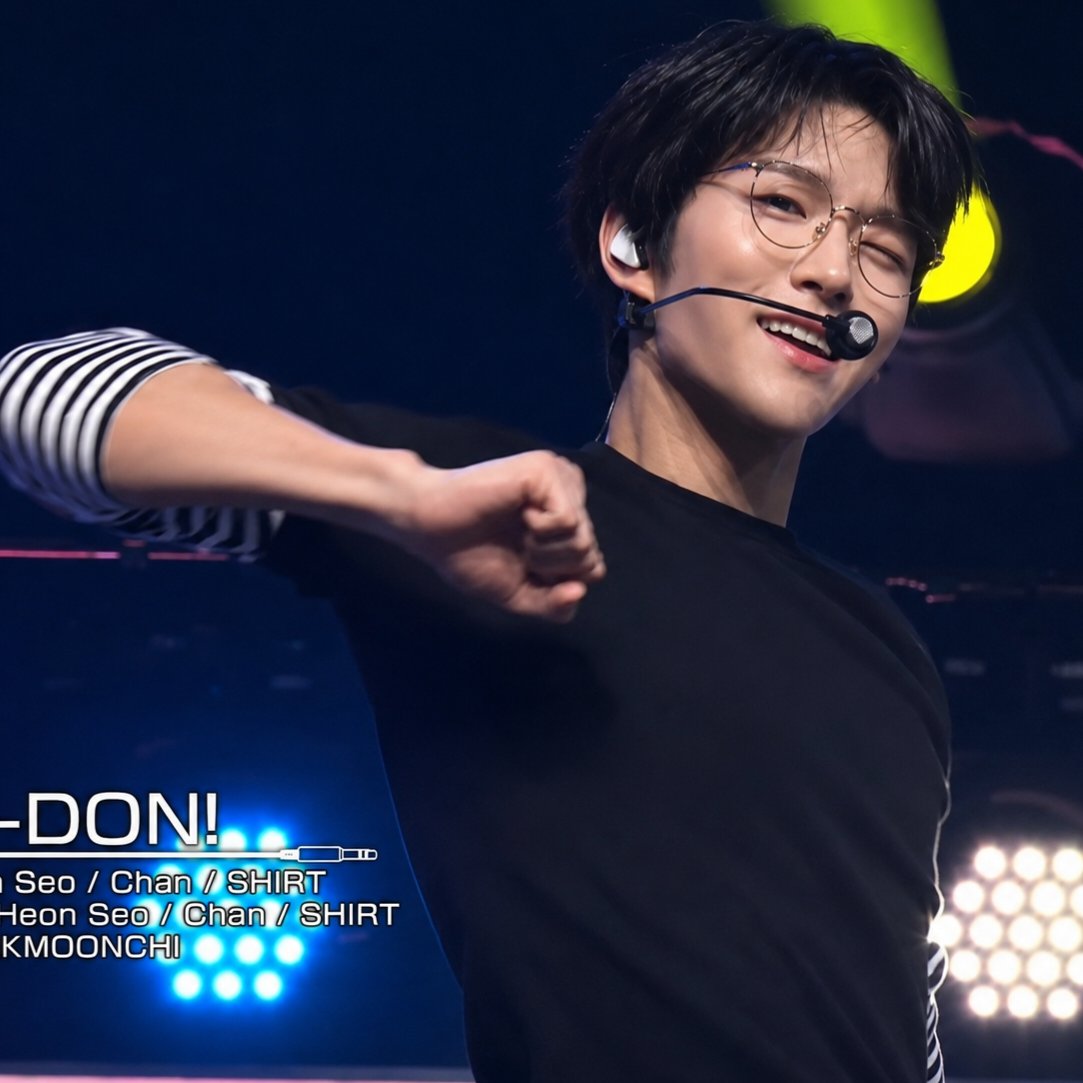 daenguniverse's tweet photo. addicted to this... jaehee in glasses and that wink https://t.co/SHVQPXtGJf