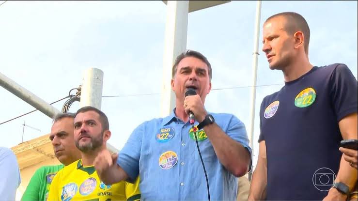 pesquisas_elige's tweet photo. 🚨URGENTE: Gaguejando, Flávio Bolsonaro NÃO SE COMPROMETEU A TORNAR PÚBLICOS OS CONTRATOS COM VORCARO. Espalhem!🇧🇷��😎 https://t.co/LPM5ZlgBrf