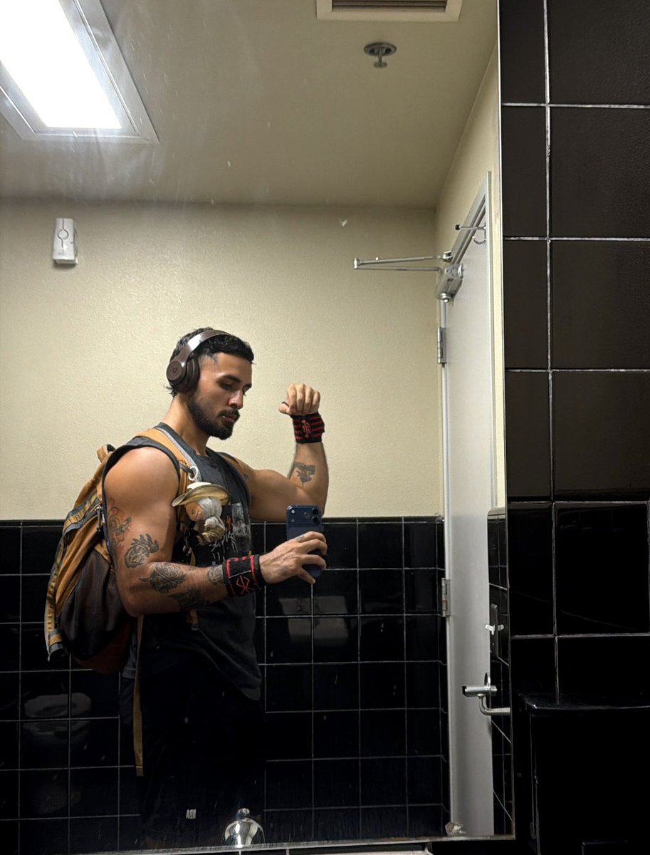 SenpaiEnrique's tweet photo. Bicep shot https://t.co/V4NdWO9vZE
