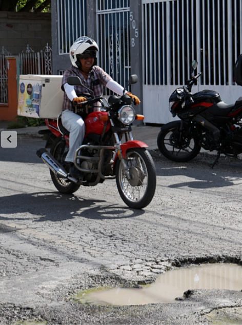 DirMegamedia's tweet photo. "VIGILAREMOS CADA PESO" | La deuda de 1,562 millones de pesos que el Congreso de #Yucatán autorizó para financiar la primera etapa del Plan Bienestar Metropolitano deja una pregunta sobre la mesa: ¿se trata de una inversión necesaria para resolver problemas urgentes de #Mérida y su zona metropolitana o de una carga que terminarán pagando las futuras generaciones? 
Mientras Morena y el PAN respaldaron el financiamiento, el PRI y Movimiento Ciudadano votaron en contra pues consideran que el endeudamiento no está justificado y que existen otras opciones para financiar las obras: https://t.co/wbesztI2Ap / https://t.co/puAwWY2FKf #DY101