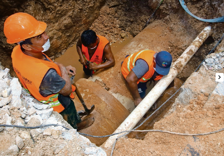 DirMegamedia's tweet photo. "VIGILAREMOS CADA PESO" | La deuda de 1,562 millones de pesos que el Congreso de #Yucatán autorizó para financiar la primera etapa del Plan Bienestar Metropolitano deja una pregunta sobre la mesa: ¿se trata de una inversión necesaria para resolver problemas urgentes de #Mérida y su zona metropolitana o de una carga que terminarán pagando las futuras generaciones? 
Mientras Morena y el PAN respaldaron el financiamiento, el PRI y Movimiento Ciudadano votaron en contra pues consideran que el endeudamiento no está justificado y que existen otras opciones para financiar las obras: https://t.co/wbesztI2Ap / https://t.co/puAwWY2FKf #DY101