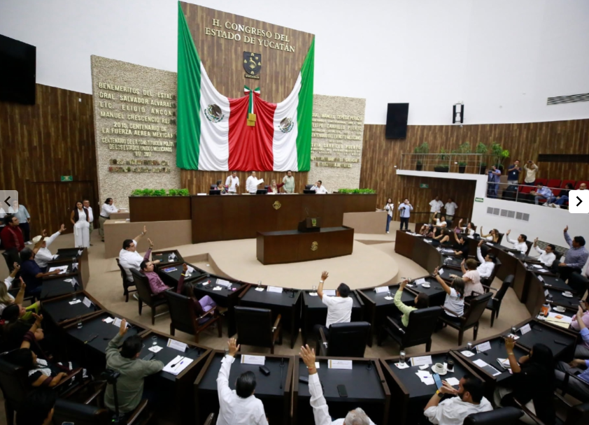 DirMegamedia's tweet photo. "VIGILAREMOS CADA PESO" | La deuda de 1,562 millones de pesos que el Congreso de #Yucatán autorizó para financiar la primera etapa del Plan Bienestar Metropolitano deja una pregunta sobre la mesa: ¿se trata de una inversión necesaria para resolver problemas urgentes de #Mérida y su zona metropolitana o de una carga que terminarán pagando las futuras generaciones? 
Mientras Morena y el PAN respaldaron el financiamiento, el PRI y Movimiento Ciudadano votaron en contra pues consideran que el endeudamiento no está justificado y que existen otras opciones para financiar las obras: https://t.co/wbesztI2Ap / https://t.co/puAwWY2FKf #DY101