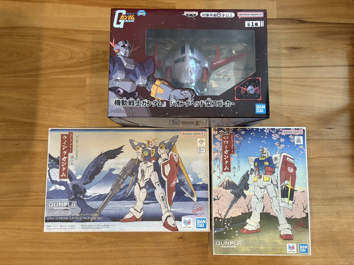 kou01783's tweet photo. 和柄なガンダムとメルカリで買ったジオングヘッド、一緒に届きました📦配達の方から、プラモとフィギュアでしょ？あんまり買うと怒られますよーと言われました🤣 https://t.co/unZHEK9bZF