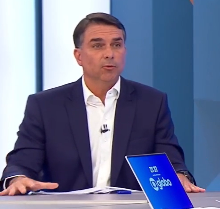 sboficial's tweet photo. NA CARA NÃO! Renata Vasconcellos para Flávio Bolsonaro:

"O dinheiro que Vorcaro distribuía era fruto de fraudes milionárias. O senhor está pleiteando um cargo máximo da República. O senhor precisa de toda a transparência, inclusive de negócios privados que o senhor faz, para justamente dar ao eleitor as informações claras sobre o caminho do dinheiro, que negócios o senhor faz com o banqueiro e também a relação que o senhor tem com ele."