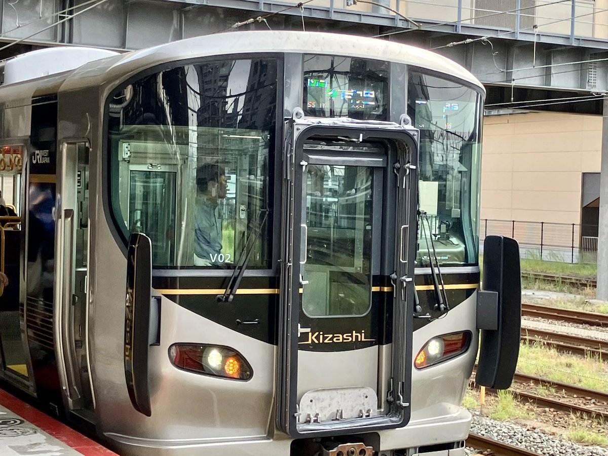THB787's tweet photo. 岩国駅で下関行きに乗り換え。
前は下車して錦帯橋に行ったけど、今回はパス。

下関まであと約3時間のたび。

#岩国 #青春18きっぷ https://t.co/ZPUbvRMlTQ