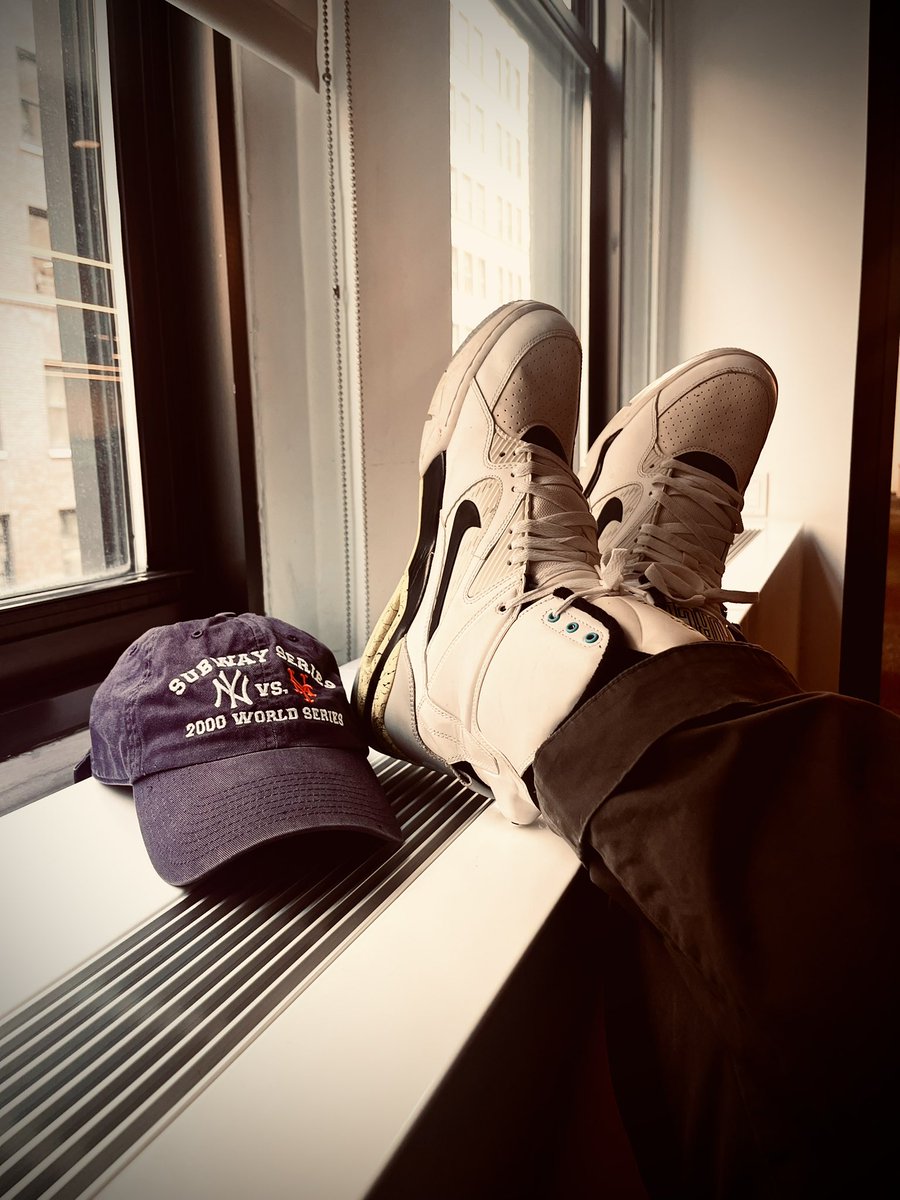 thtcorporateguy's tweet photo. Since it’s Friday let’s go back
👟: Nike Air Command Force “Billy Hoyle”
🧢: 2000 Subway Series Yankees vs. Mets
#yoursneakersaredope #firefridays #cultureinmotion #corpratesneakerguy #kotd https://t.co/G42PFTr7yn
