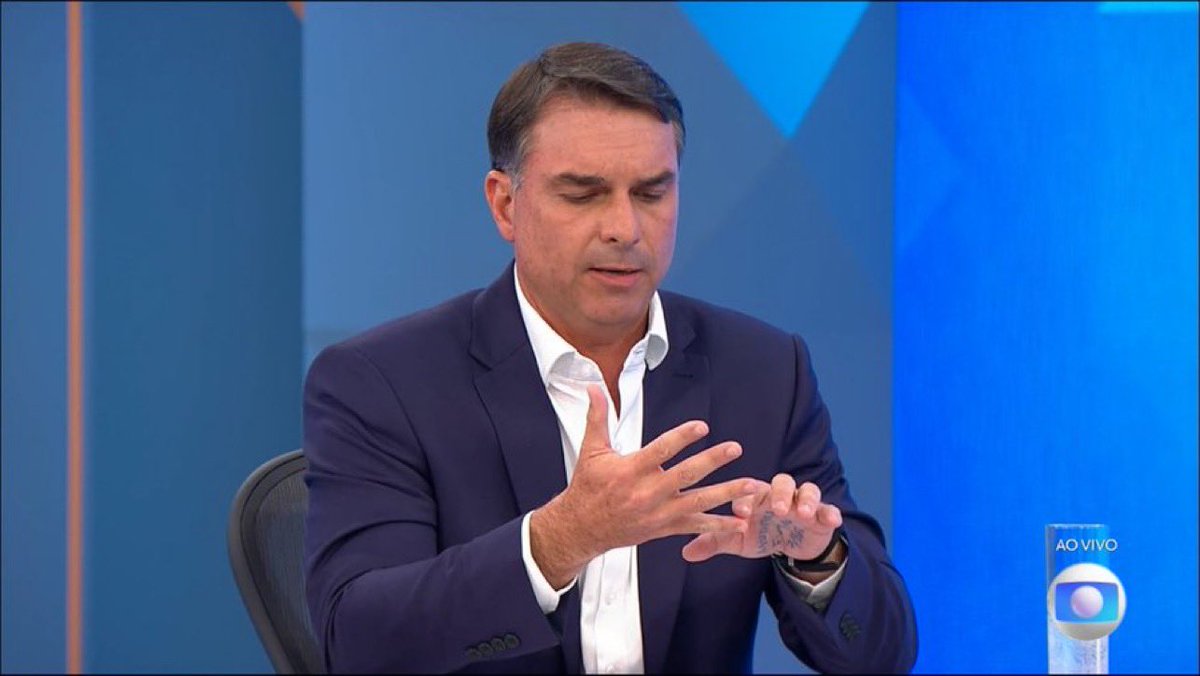layzhis's tweet photo. cara o Flávio Bolsonaro simplesmente com uma COLA na mão pra responder, esse país é um episódio de the office kkkkkkkkkkkkkkkkkkk #JornalNacional https://t.co/ef0jPlmR13