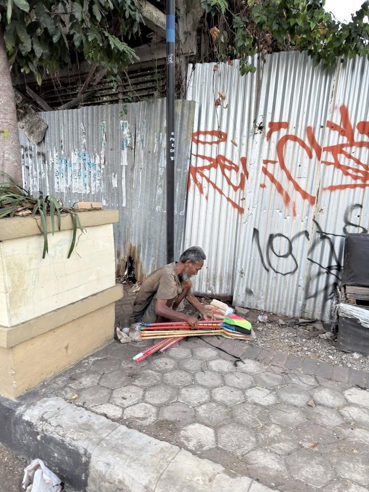 LiaAfri03881071's tweet photo. Warga, ramein jualan bapaknya pliss.
Tadi pas balik dari pasar wage, lewat jalan jl jendral sudirman tiba2 liat bapak2 jualan di trotoar. Akhirnya aku muter lagi karna jalannya searah sengaja buat beli sapu nya. Pas aku datengin bapaknya senyum ramah bahagia mungkin pas mau pulang ada pembeli🥹 aku tanya ke bapaknya. Bapak sapunya berapaan? 10 ribuan aja mba, semua macemnya 10 ribuan aja. Akhirnya aku membeli 1 sapu, dalem hatiku “andai aku kaya raya pak tak borong pak
cc: allodita