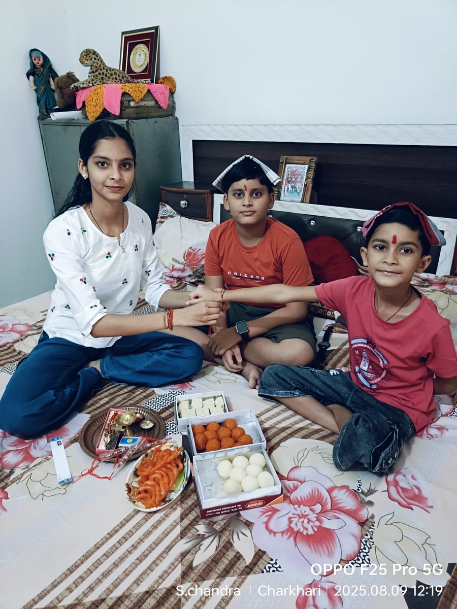 SriChan32886908's tweet photo. भाई बहन के परस्पर प्रेम, स्नेह एवं रक्षा के संकल्प को समर्पित पावन पर्व "रक्षाबंधन" की समस्त शिक्षक भाइयों/ बहनों को हार्दिक बधाई एवं शुभकामनाएं। https://t.co/tJzEbdd3tM