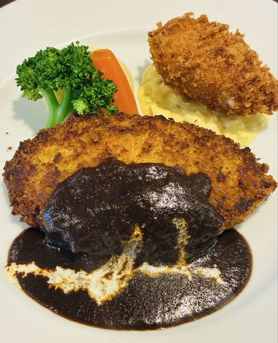 1000sa0sh1's tweet photo. ハンバーグとカニクリームコロッケ https://t.co/Ce68Of8lba