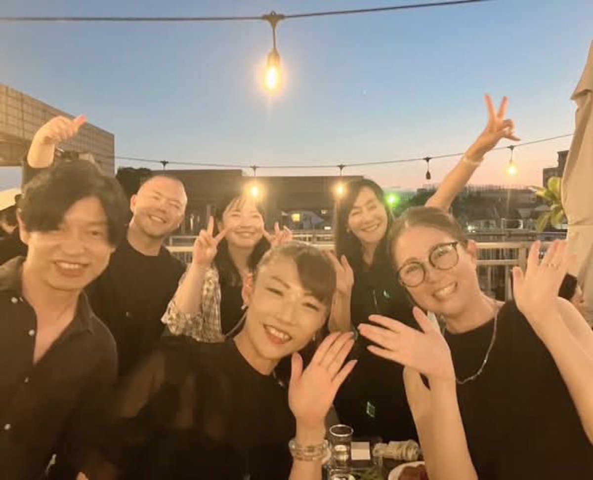 ComMariage's tweet photo. 【アイルーチェBBQ 2026夏🍖✨】

いつも会員様のプロフィール撮影でお世話になっているiluceさん📸

この日は新規女性会員様の撮影からスタート♡
今回も魅力をたっぷり引き出していただ��、素敵なお写真に仕上がりました🥰

そして夜はBBQへ🍖✨

美味しいお料理をいただきながら、いつも仲良くしてくださっている仲人さん、SNSでは繋がっていたけれど初めましての仲人さんとも交流でき、とっても楽しい時間に😊

プロフィール写真を通して会員様のご縁を繋ぎ、
それだけでなく仲人と仲人のご縁まで繋いでくださるiluceさん✨

いつも本当にありがとうございます！

スタッフの皆様、ご一緒させていただいた仲人の皆様にも感謝です♡

#婚活 #結婚相談所 #プロフィール写真 #仲人 #��縁に感謝　#アイルーチェ