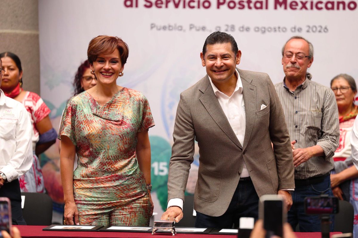 armentapuebla_'s tweet photo. Junto a @violeta_abreu, directora general de @CorreosdeMexico 🕊️🇲🇽, entregamos bicicletas para fortalecer el trabajo de quienes llevan correspondencia 🚲✨, y qué mejor que hacerlo celebrando nuestra identidad con la estampilla postal del Chile en Nogada. ✉️🌶️ https://t.co/aoUY92ue2G