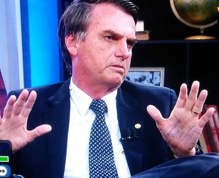 DanPimpao's tweet photo. Tal pai, tal filho! Assim como Jair, Flávio tbm usa uma cola na mão. #JN https://t.co/P9UbRUUQyY
