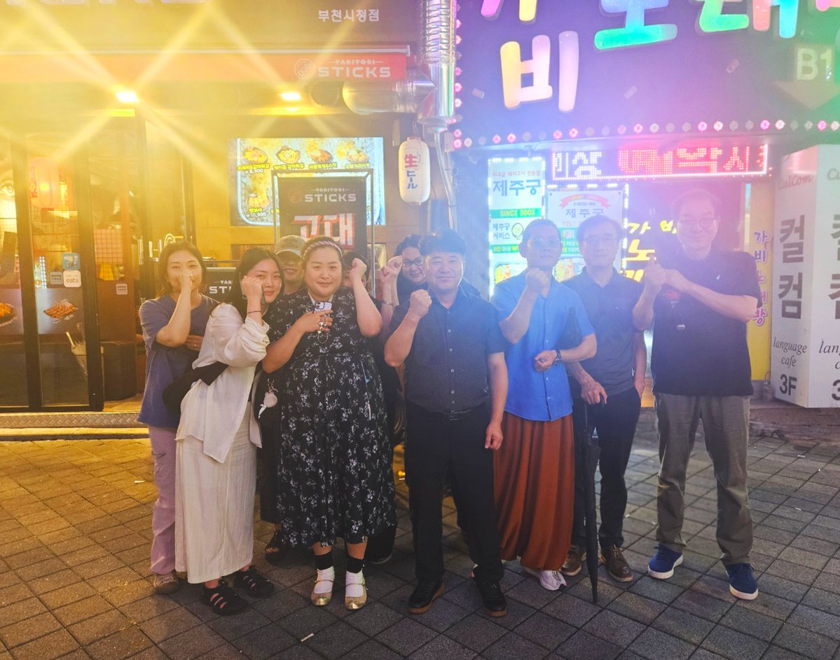 Saeminjoo_ON's tweet photo. ★소소하지만 특별한 첫걸음, 부천을에서 쏘아 올린 ‘쓸퍼’ 모임

어제 (8/28) 동네에서 부담 없이 슬리퍼 차림으로 나와 가볍게 도란도란 이야기를 나누는 모임, 
바로 새미래민주당의 ‘쓸퍼(슬리퍼)’ 모임이 제1호로 부천을 지역에서 반가운 첫��을 내딛었습니다.
https://t.co/PNdx94ZgnD https://t.co/a39m9kh2qI