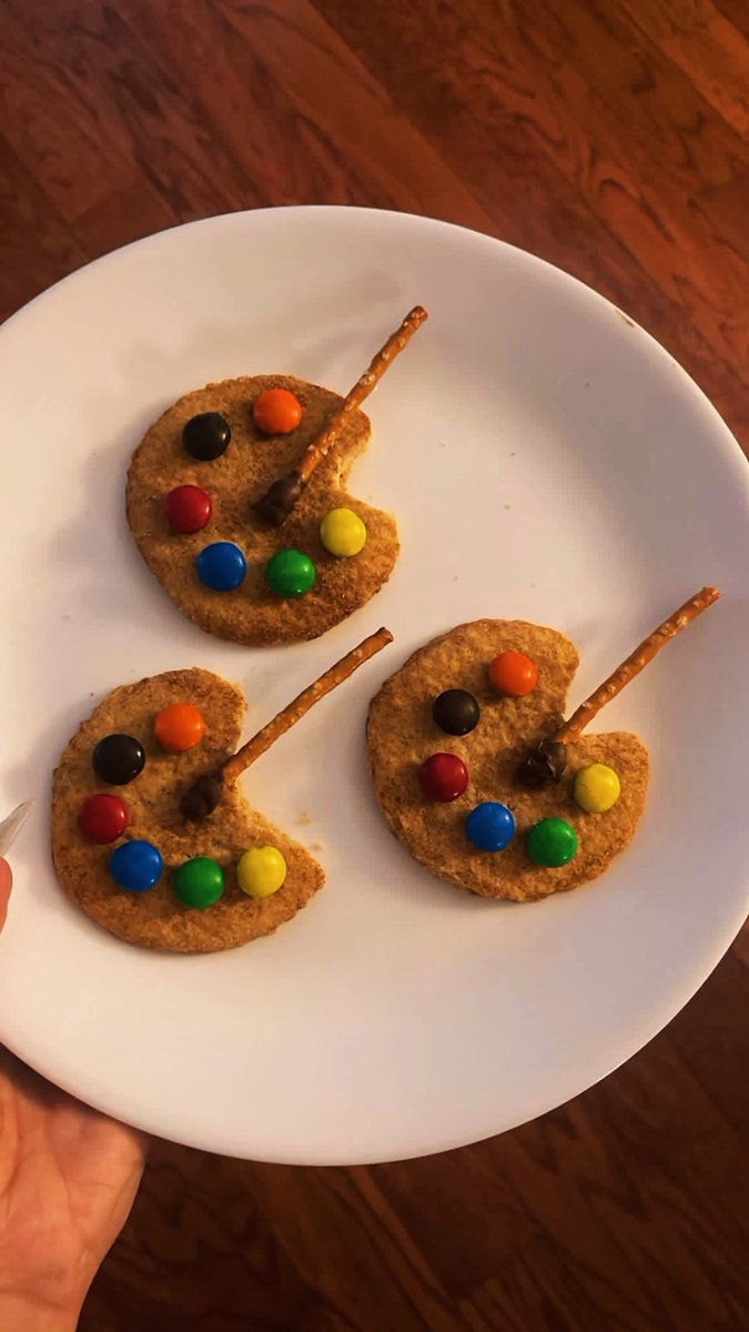 VixenLLC's tweet photo. 🎨
How I spent my Friday lol
Making these cute #PaintBrush #Cookies 🖌️
I had to try! So easy and fun!
#Art #FoodArt
It’s Scary Movies & True Crime for me tonight!
🍪
#TryThisAtHome
#Foodie #FoodFun
#ABiteWithJudi https://t.co/qf3HYyTySD