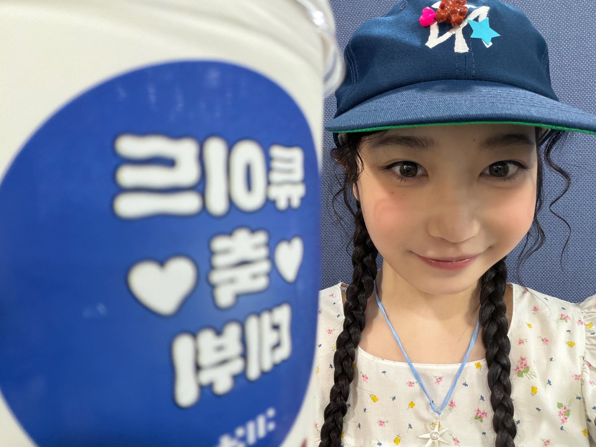 tuide_inaa's tweet photo. [ 28/8/26 ]

• #SAKI Weverse Post 💌 •

0828

Kalian semua bekerja keras hari ini juga!!
Terima kasih telah datang dari Music Bank ke acara fansigning!!💖
Pertama, aku melakukan siaran langsung untuk pertama kalinya! Sebelum naik ke panggung, ada banyak senior dan penggemar di sana, jadi
kamu tidak boleh membuat kesalahan dalam hati kamu!!Ada ketegangan tertentu, tapi begitu aku benar-benar naik ke atas panggung, itu sangat menyenangkan!!
Jadi aku pikir aku menunjukkan bahkan lebih bersemangat!!
Seragam sekolah anak perempuan! Sun Kiss pakaian MV!
Apa jenis pakaian yang Anda suka ~?🥰
Senior ILLIT juga mengirim truk kopi pendukung, yang membuat aku sangat bahagia!
Aku ingin melihat kalian segera!!!
Terakhir, terima kasih untuk tinggal bersama kami sampai akhir di acara fansigning hari ini juga 🥹
Ini adalah acara fansigning pertamaku, dan aku sangat berterima kasih atas semua dukungan dan cinta yang kau berikan padaku!
Sambil mengadakan acara fansigning, aku ingin menciptakan lebih banyak kenangan bersama kalian semua!!
Mari kita pasti bertemu dengan mereka yang tidak bisa datang hari ini!!!
Selamat malam, tidur!!! Selamat malam~!!💖🫧

#사키 #TUIDE #투이드 @TUIDE_official