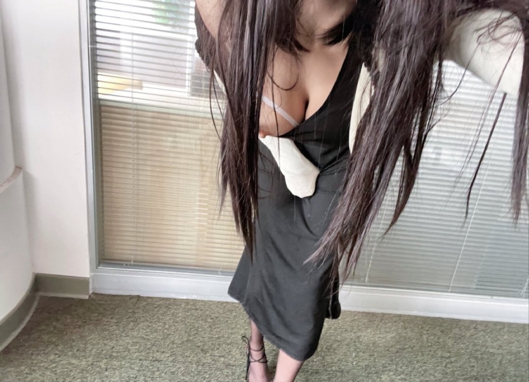 lu014309337716's tweet photo. 装正经高冷好难 忍不住啦来露一下 #反差妹 ＃少妇 #女王样  ＃办公室 #露出AV https://t.co/oDfvPx1cYT