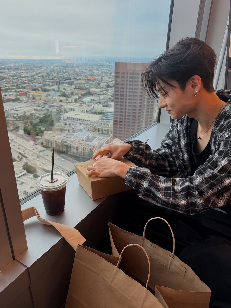 2muchies's tweet photo. — ; Apartemen Parahyangan Residence.

Selamat pagi. Weekend artinya jalan-jalan, tapi tetep aja harus kerja. Jadwal hari ini nggak jauh dari pemotretan sama mau take daily vlog di sekitar Dago, Dipatiukur sama Lengkong buat jajan jajan! Good day, everyone! https://t.co/Wvq44xEG91