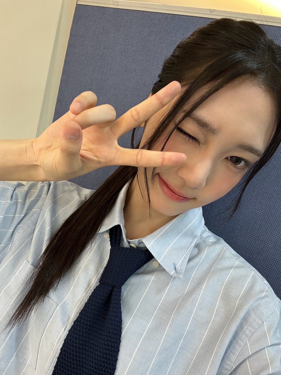 tuide_inaa's tweet photo. [ 28/8/26 ]

• #SEAH Weverse Post 💌 •

Halo!! Ini Se-ah 😽
Hari ini adalah hari yang menyenangkan karena aku harus melakukan siaran langsung untuk pertama kalinya, mengadakan acara fansigning, dan bertemu fans dengan berbagai cara!
Sangat menyenangkan bisa berbicara dengan nyaman sedekat ini, dan aku benar-benar menantikan seberapa dekat kita bisa menjadi lebih dekat? Haha 
Ah, dan juga! ILLIT senior bahkan mengirim kami truk kopi untuk merayakan debut kami, dan kami sangat, sangat bersyukur 💝💝 
Sunbaenim adalah yang terbaik 🫶🏼
Aku akan mengambil banyak foto di balik layar dari acara musik dan mengirimkannya kepada Anda!! Hehe, semuanya, selamat tidur 💤💤🩵🩵

#세아 #TUIDE #투이드 @TUIDE_official