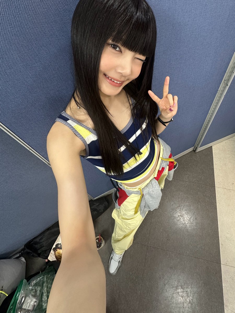 tuide_inaa's tweet photo. [ 28/8/26 ]

• #SEAH Weverse Post 💌 •

Halo!! Ini Se-ah 😽
Hari ini adalah hari yang menyenangkan karena aku harus melakukan siaran langsung untuk pertama kalinya, mengadakan acara fansigning, dan bertemu fans dengan berbagai cara!
Sangat menyenangkan bisa berbicara dengan nyaman sedekat ini, dan aku benar-benar menantikan seberapa dekat kita bisa menjadi lebih dekat? Haha 
Ah, dan juga! ILLIT senior bahkan mengirim kami truk kopi untuk merayakan debut kami, dan kami sangat, sangat bersyukur 💝💝 
Sunbaenim adalah yang terbaik 🫶🏼
Aku akan mengambil banyak foto di balik layar dari acara musik dan mengirimkannya kepada Anda!! Hehe, semuanya, selamat tidur 💤💤🩵🩵

#세아 #TUIDE #투이드 @TUIDE_official
