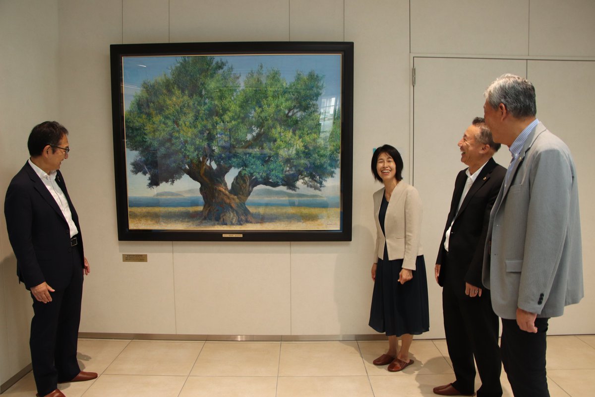 tamano_PR's tweet photo. 【新庁舎へ絵画・額縁の寄付🖼️】
8月28日㈮に、玉野渋川ライオンズクラブ認証60周年記念事業として、渋川ライオンズクラブ（群馬県）と共同購入された額縁と、洋画家の北川直枝さん（和田）から絵画が新庁舎へ寄付されました👏
新庁舎入口からすぐの通路に飾られています🖼️
ぜひご覧ください🤗
#玉野市 https://t.co/5Cpsd61ed7