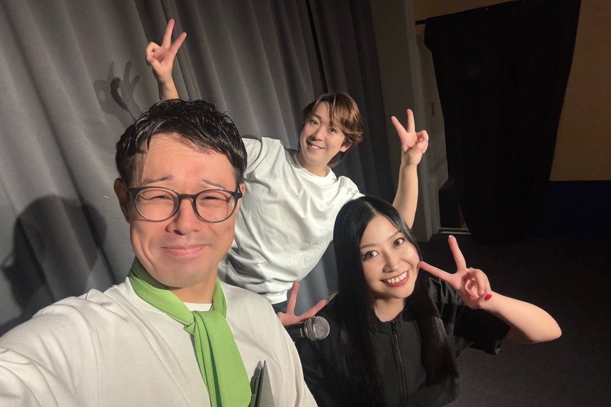 MoroheiyaMikami's tweet photo. 8/28 演歌とものまね融合ライブ出演させて頂きました🎤
数年前まで事務所最年少だった僕も時を重ね2人の後輩が出来まして、3人での同じステージは初めてな気がしまして、とても新鮮な気持ちのステージでした✨
また来年の夏とここに集まれたら御の字です☀️😊

皆さまありがとうございました😊 https://t.co/FRZMVMICPN