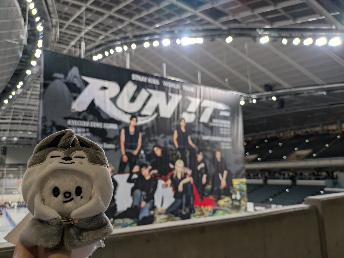 tetsuo552's tweet photo. グッズ列長いけど、すいすい進んでいる…
1時間待ってるけど、進むからそんなに苦じゃない。

＃StrayKids　＃RUN_IT https://t.co/ejdaqqLb4i