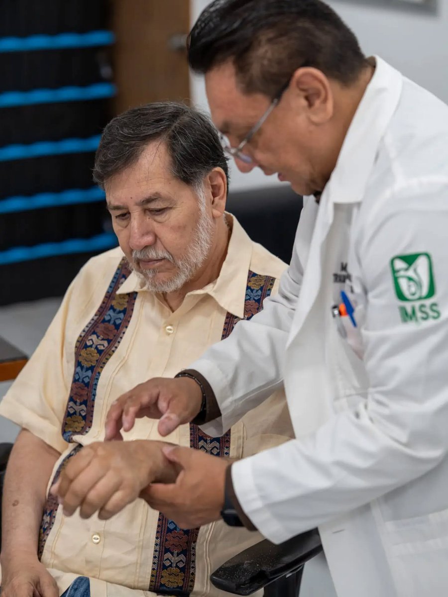 Radio_Formula's tweet photo. 😂🩺 ¡Noroña ya quedó liberado… pero del yeso! El senador compartió que acudió al IMSS para que finalmente se lo retiraran y hasta aprovechó para echarle flores al personal médico que lo atendió. 🏥👏

Eso sí, todavía no puede cantar victoria: “Ahora viene la rehabilitación”, escribió. 💪