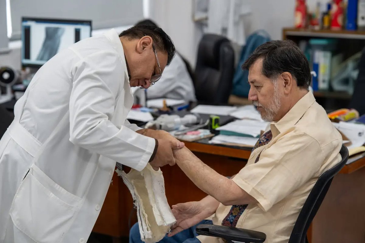 Radio_Formula's tweet photo. 😂🩺 ¡Noroña ya quedó liberado… pero del yeso! El senador compartió que acudió al IMSS para que finalmente se lo retiraran y hasta aprovechó para echarle flores al personal médico que lo atendió. 🏥👏

Eso sí, todavía no puede cantar victoria: “Ahora viene la rehabilitación”, escribió. 💪