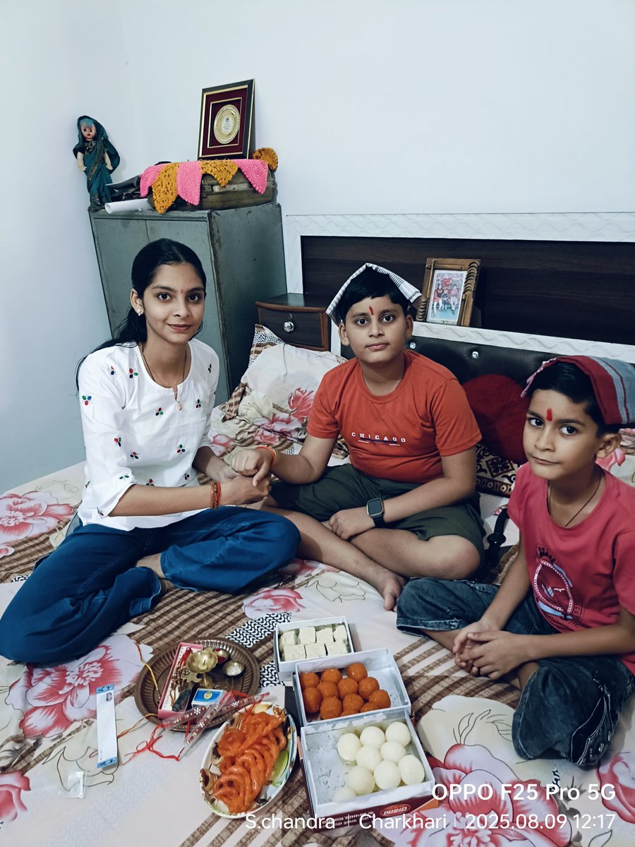 SriChan32886908's tweet photo. भाई बहन के परस्पर प्रेम, स्नेह एवं रक्षा के संकल्प को समर्पित पावन पर्व "रक्षाबंधन" की समस्त शिक्षक भाइयों/ बहनों को हार्दिक बधाई एवं शुभकामनाएं। https://t.co/tJzEbdd3tM