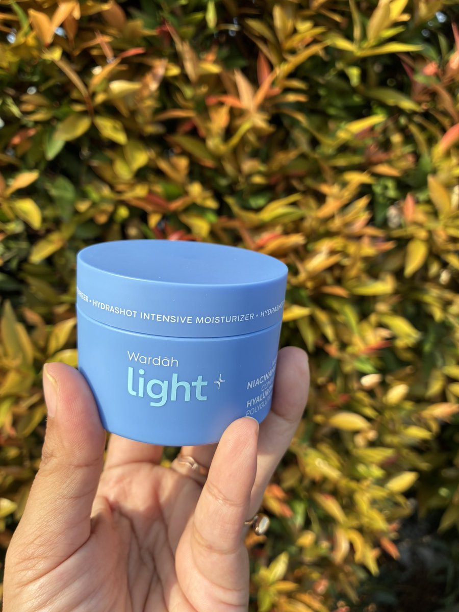 icewmatchaa's tweet photo. FIX, BAKAL JADI MOISTURIZER KESAYANGAN 😭🫶🏻
Cuma 30ribuan, tapi formulanya Nano Niacinamide Complex yang bikin kulit tampak lebih cerah ✨
Mantep sih adeknya Wardah ini, kualitasnya nggak kaleng2 sama sekali 😗👌🏻
#Lightplus #moiturizerviral #promolightplusmoist #promoskincare￼ https://t.co/ntYckPvQWf