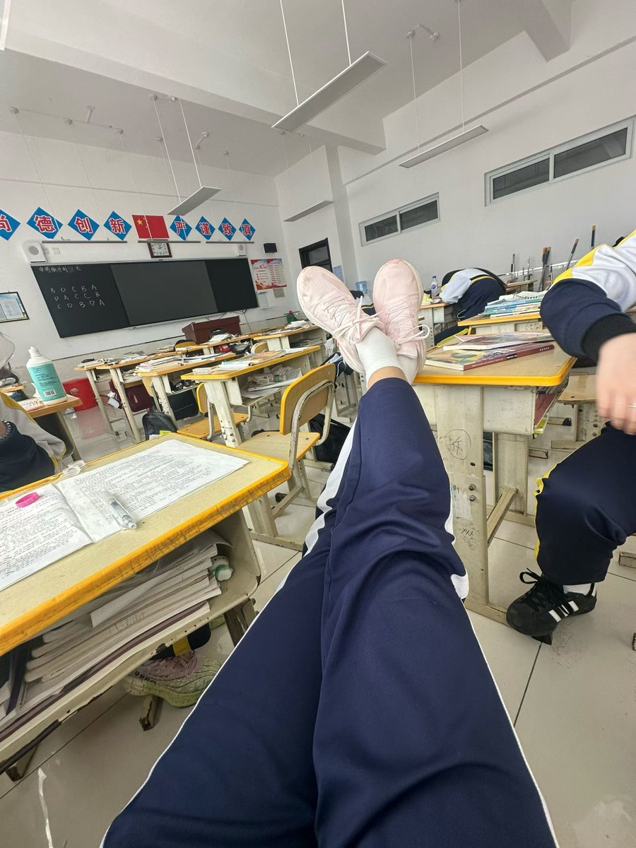 nuonuoheningmen's tweet photo. 把脚放在男同学桌子上 有多少傻逼羡慕这个男同学  多少傻逼幻想给祖宗舔鞋底 跪在我脚底下被我践踏而死
#ATM奴 #贡奴 #鞋底 #胁迫 #女s #女性崇拜 #黑心 #洗脑 #压榨 https://t.co/Fc5amQ0wrD