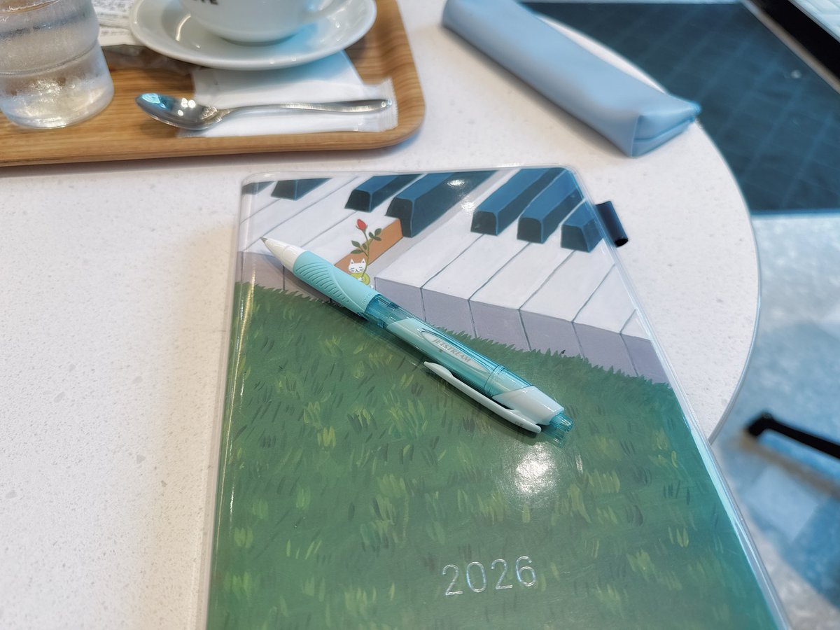 Nami_706's tweet photo. 子どもの習いごとの少しの合間に、コーヒーと手帳タイム✏️
頭の中整理される。
瞑想みたいな😂
気付けばもう8月も終わる… https://t.co/KtXrOJziJH